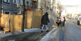 Опасный для жизни пешеходов участок образовался на одной из улиц Хабаровска Иван Сушков
